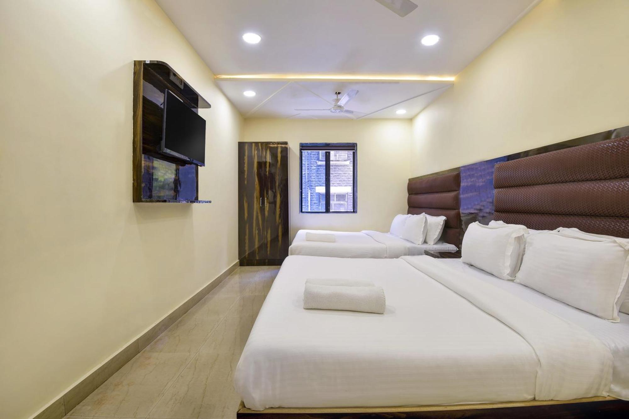 Hotel Deluxe Mumbai  Buitenkant foto
