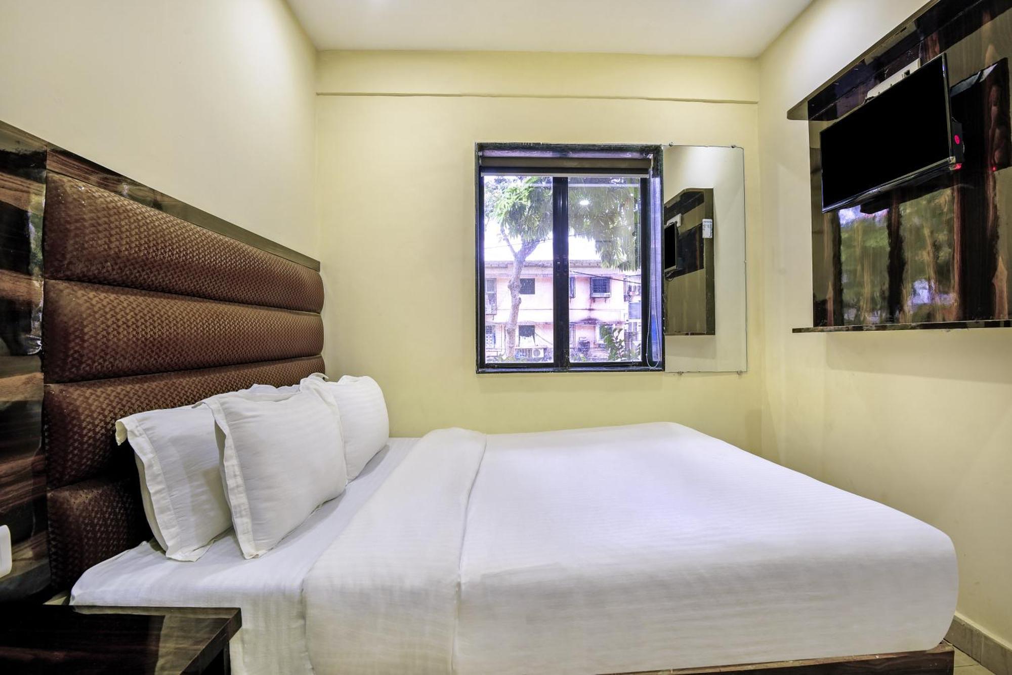 Hotel Deluxe Mumbai  Buitenkant foto
