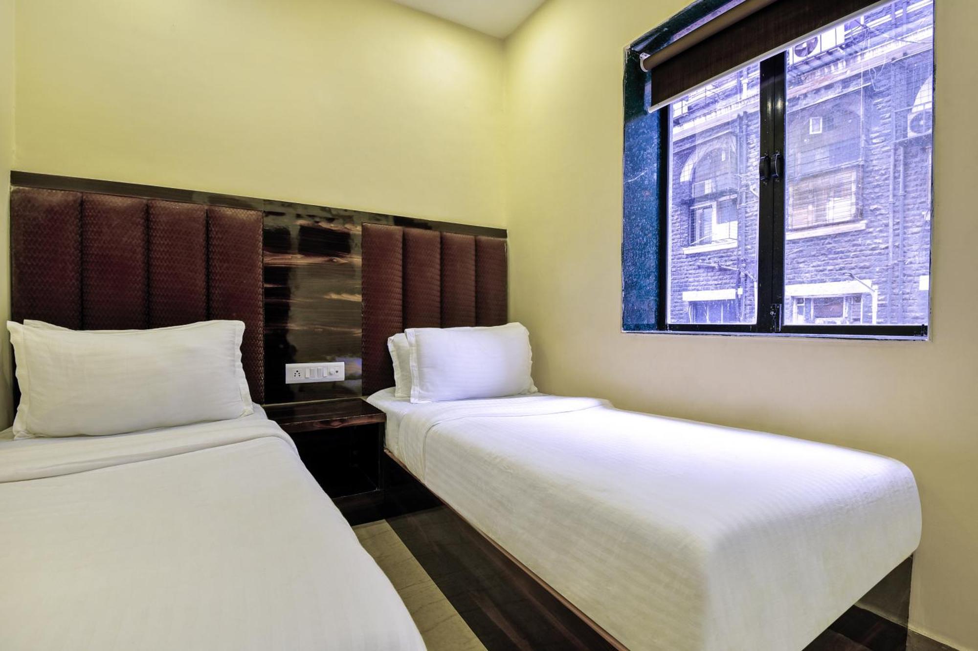 Hotel Deluxe Mumbai  Buitenkant foto
