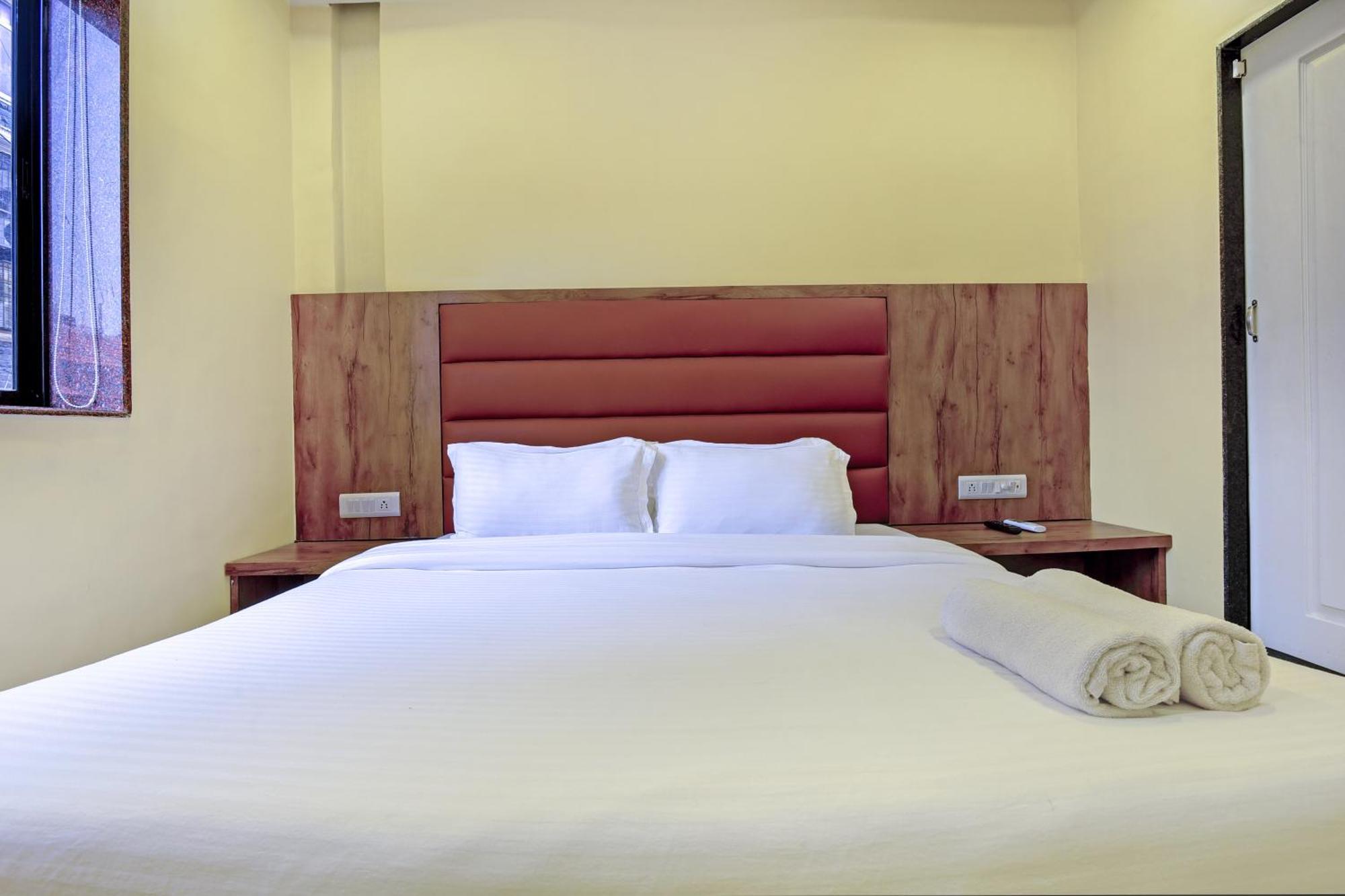 Hotel Deluxe Mumbai  Buitenkant foto