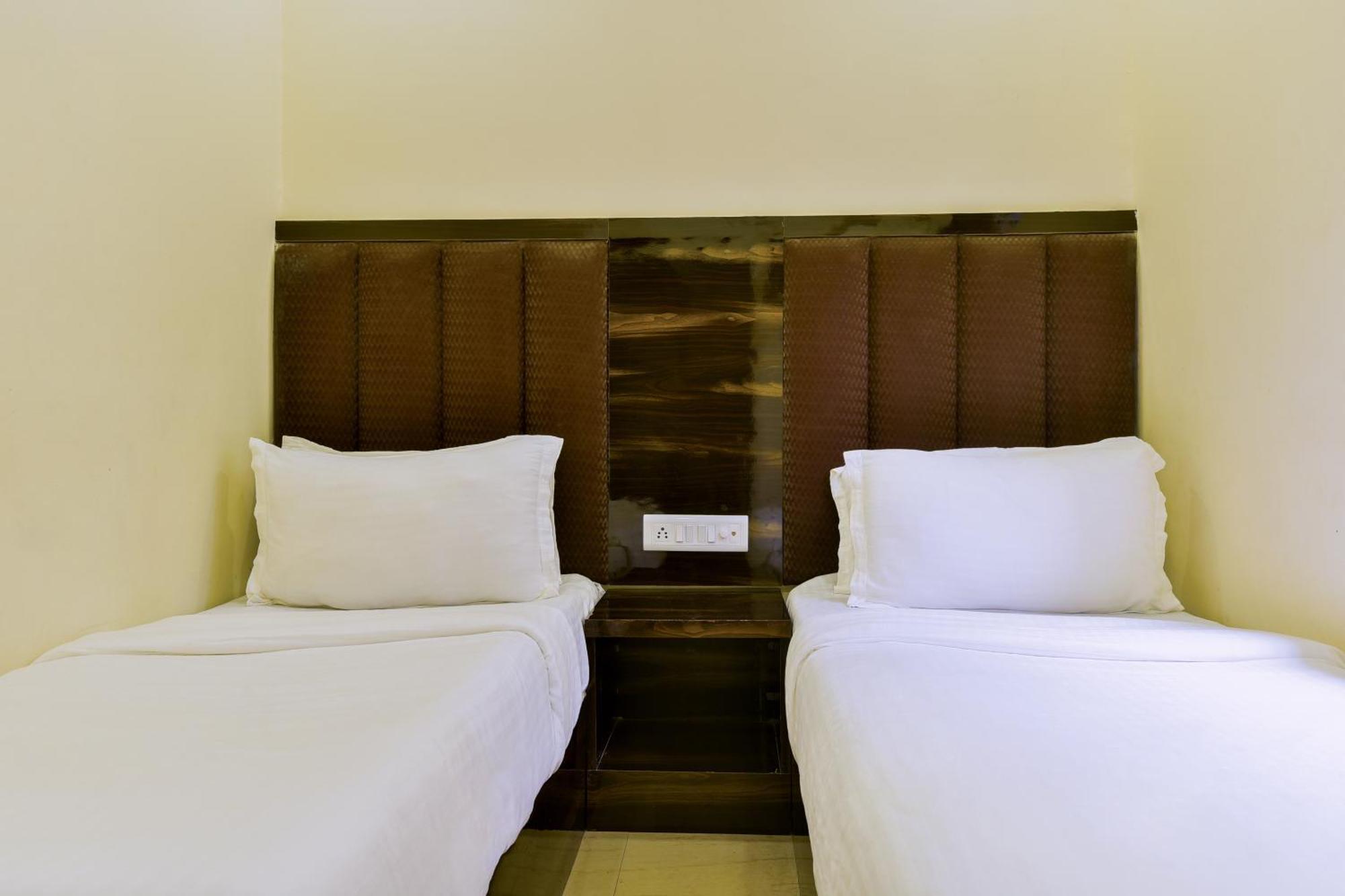 Hotel Deluxe Mumbai  Buitenkant foto